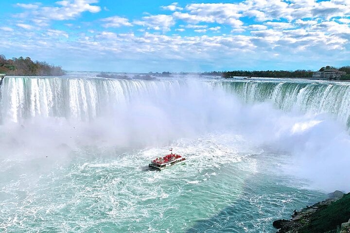 Desde Niágara: Excursión de medio día a las Cataratas del Niágara: Paseo en barco, detrás de las cataratas y degustación de jarabe de arce. - Imagen 3