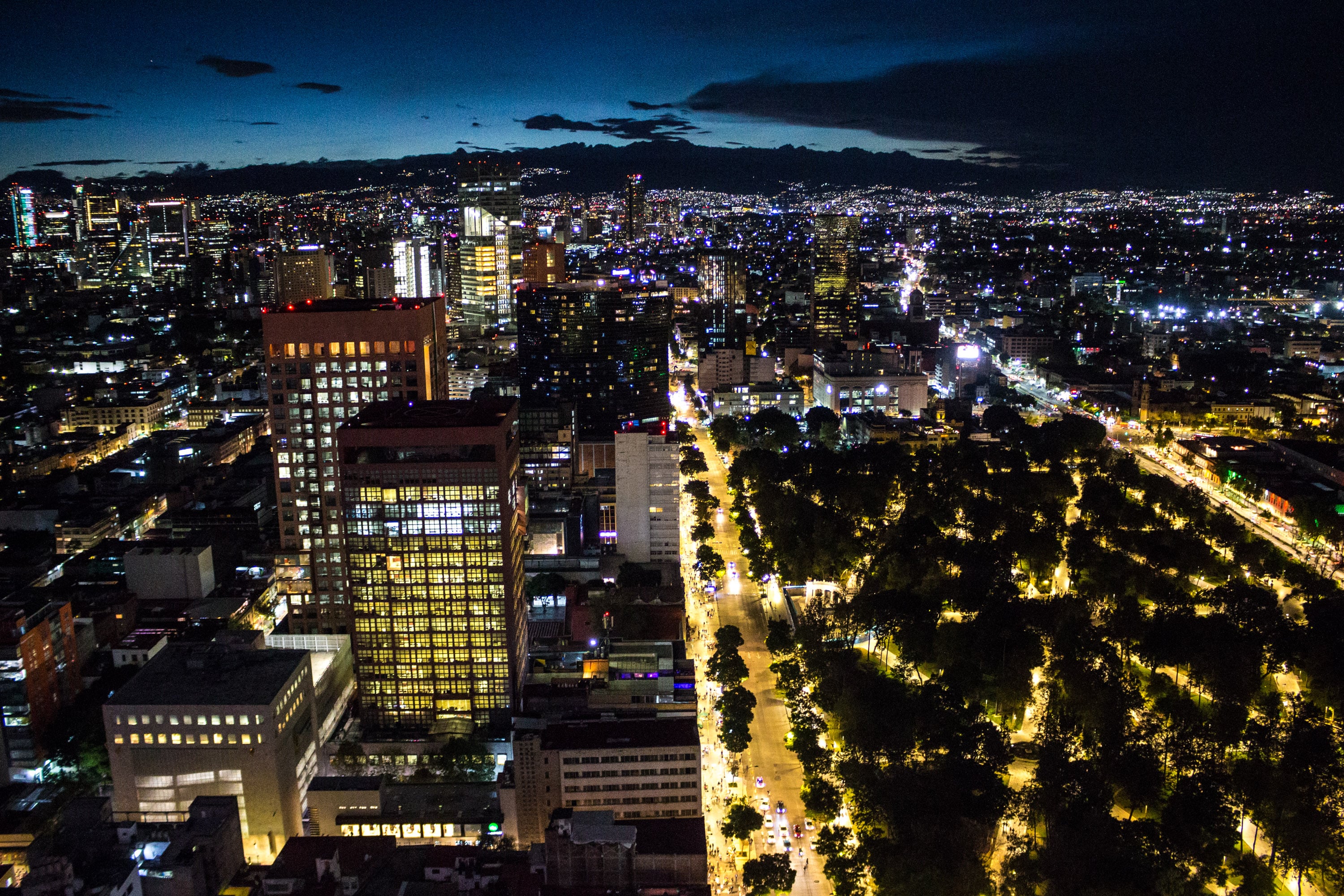 Ciudad de México de noche a pie - Imagen 3