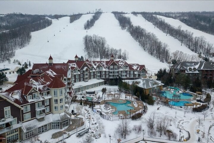 OTA-From Toronto: Blue Mountain Village Transport with Ski and Snowboard Day Trip - Imagen 2