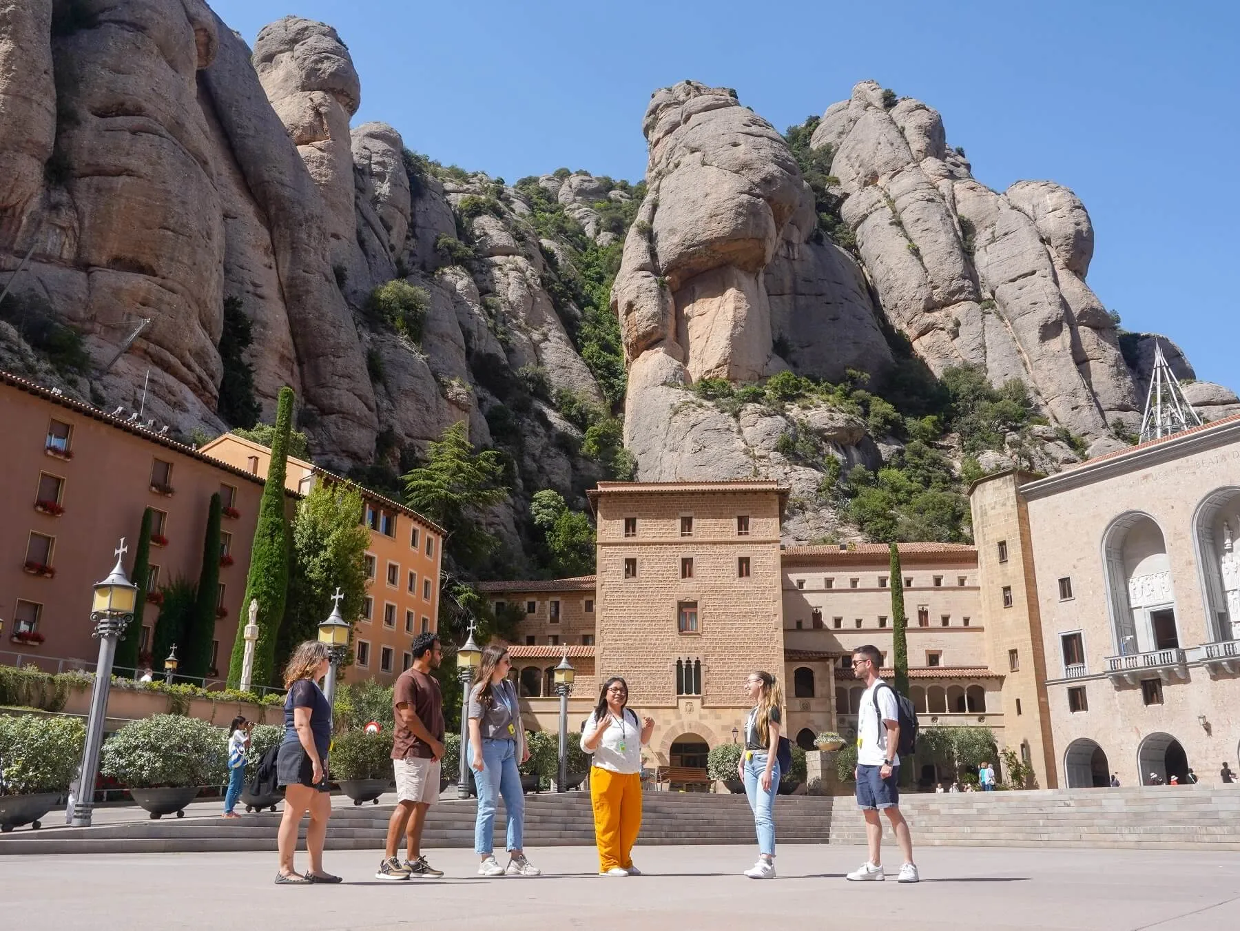 Tour panorámico en autobús por Barcelona y excursión de tarde a Montserrat - Imagen 2