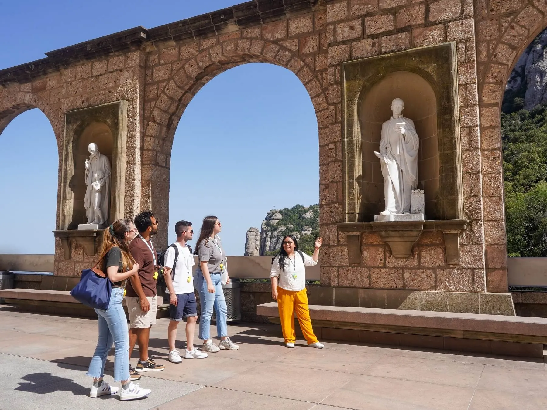 Tour panorámico en autobús por Barcelona y excursión de tarde a Montserrat - Imagen 4