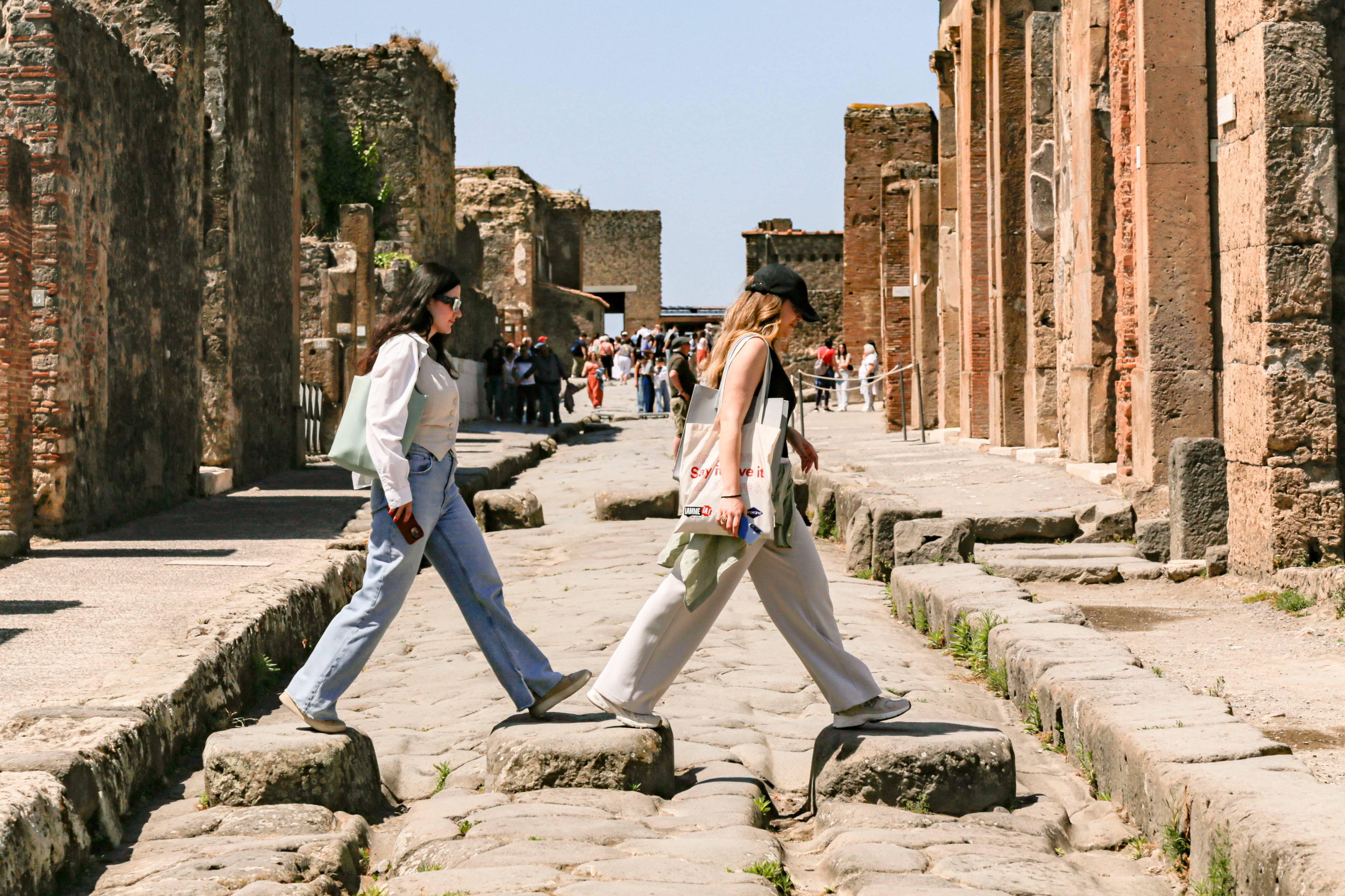 Tour of Pompeii: Guided Walk with Priority Access (AM Departure) - Imagen 4