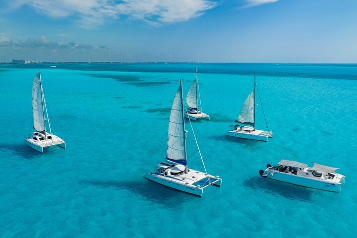 Isla Mujeres with Snorkel, Open Bar & Lunch - Imagen 3