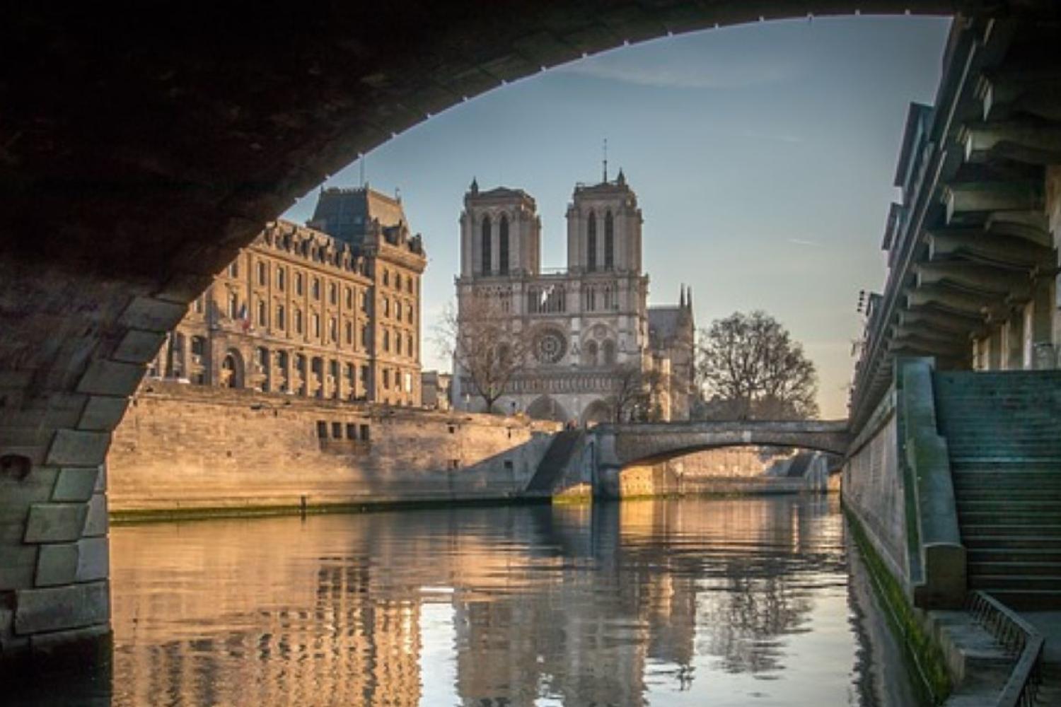 Catedral de Notre Dame: Visita Guiada Del Barrio y Audioguía del Interior - Imagen 4