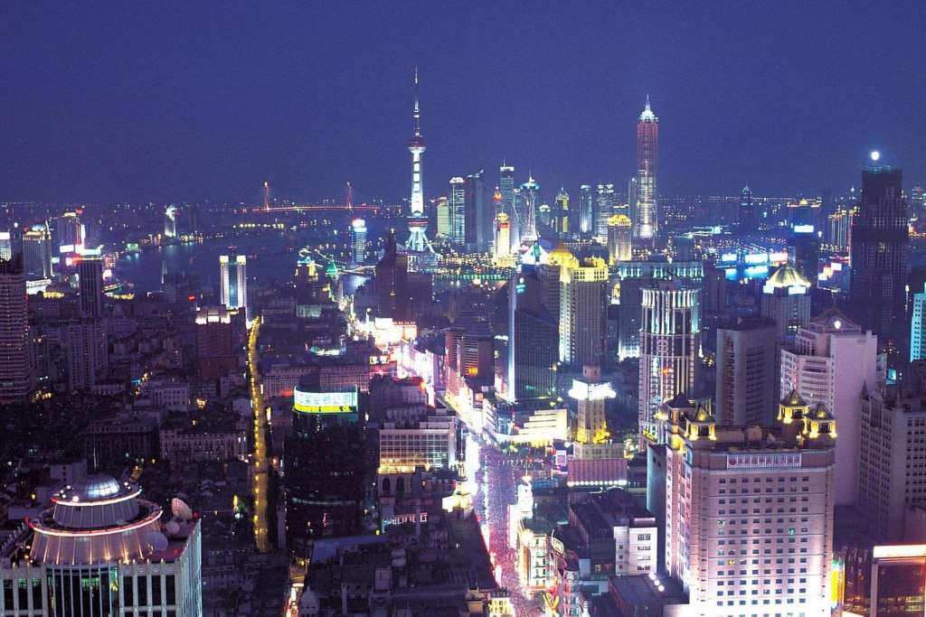 Luces nocturnas de la ciudad y crucero por el río Huangpu para 3 personas - Imagen 3
