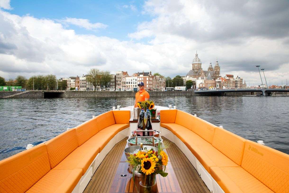 Barco abierto de Lovely Cruises con salida cerca de la Estación Central - Imagen 2