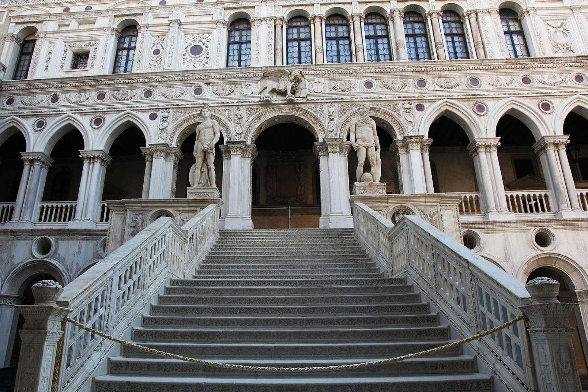 Palacio Ducal y San Marcos en español - Imagen 1