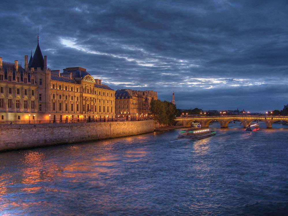 Viaje a París con Louvre, Notre dame y Almuerzo en Le Bistro Parisien o Le Brasserie en la Torre Eiffel - Imagen 1
