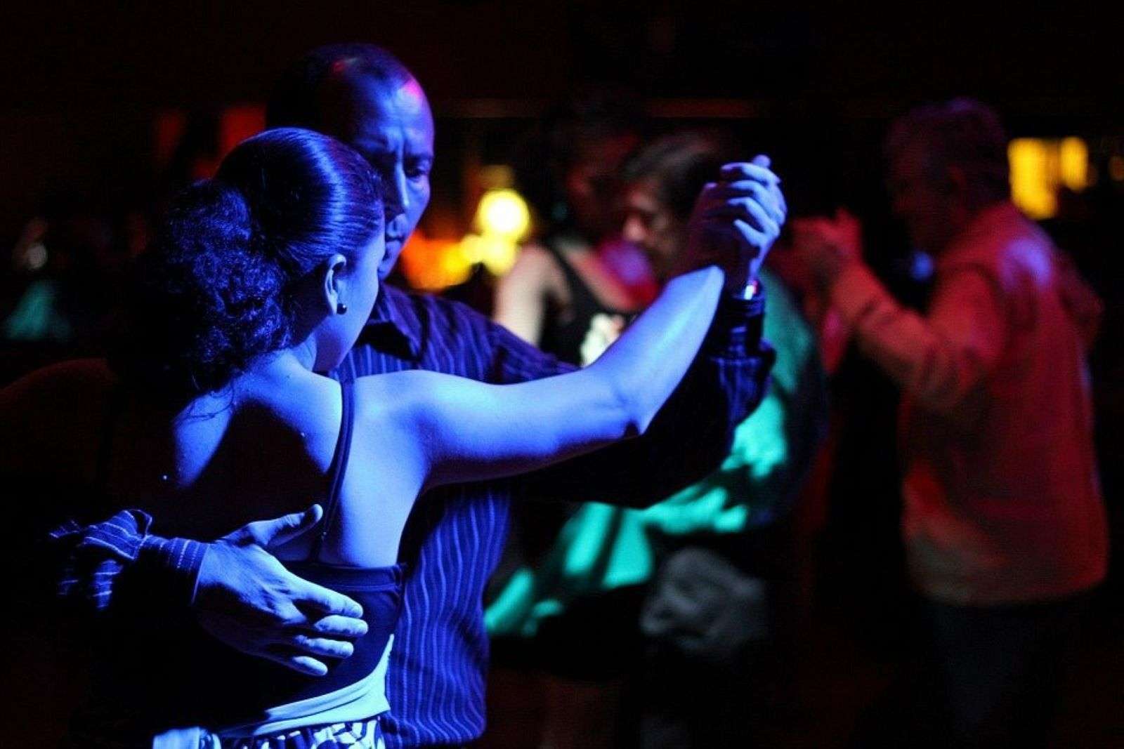 Tour a las Milongas de Buenos Aires: Una auténtica Experiencia De Tango - Imagen 1