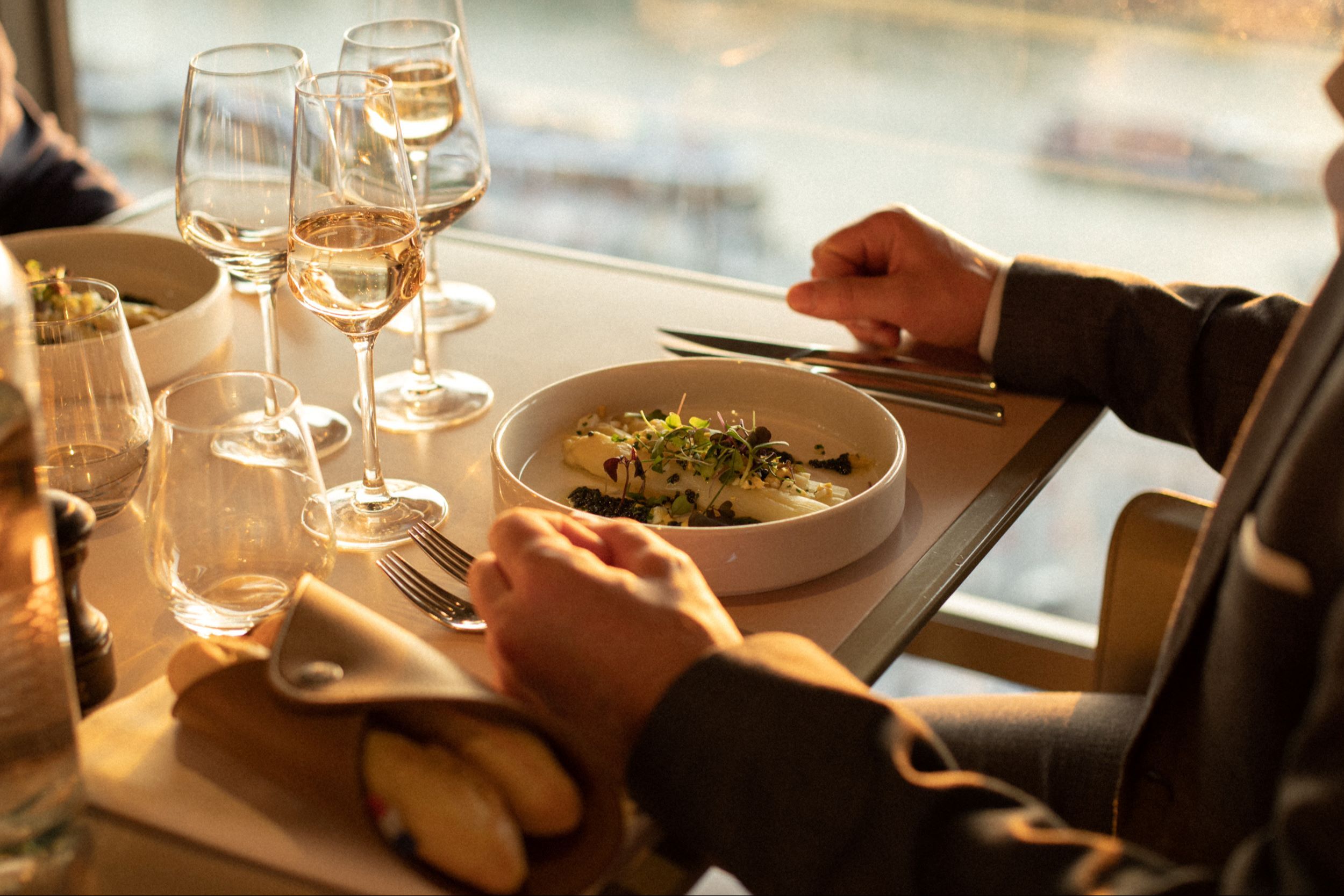 Cena en la Torre Eiffel con acceso reservado y crucero por el Sena - Imagen 1
