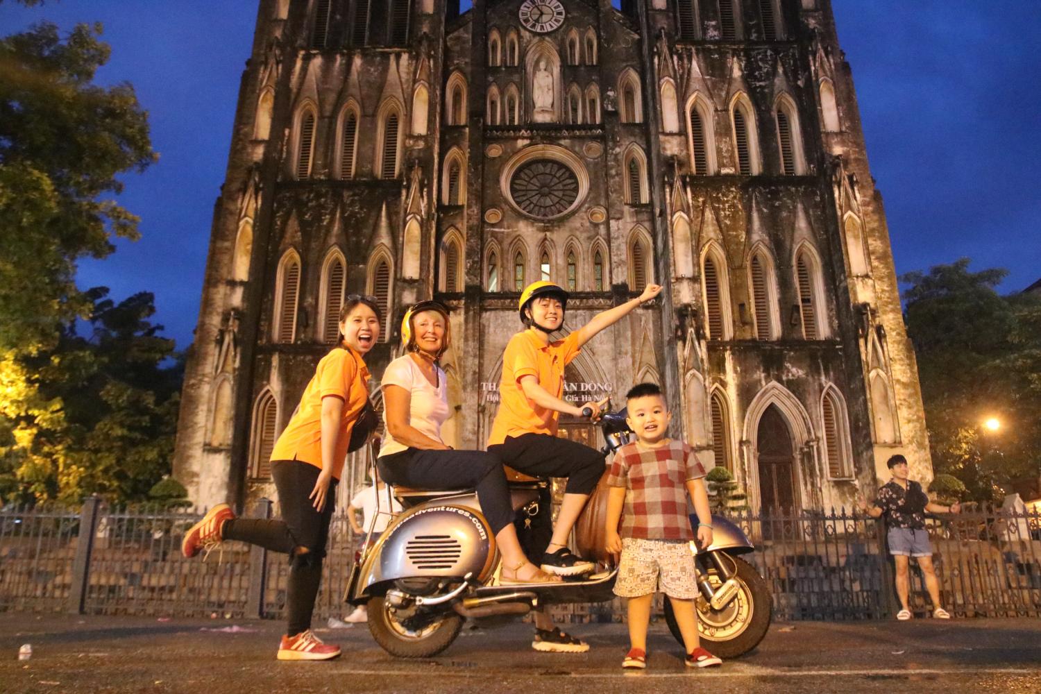 Hanoi de noche en Vespa: tour en grupos pequeños - Imagen 1