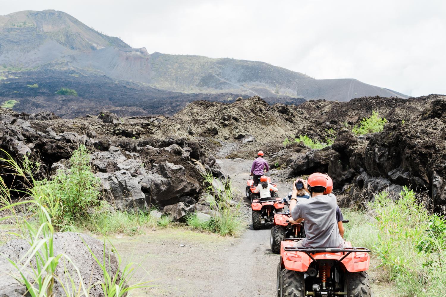 Quad en arena de lava negra y aguas termales naturales - Imagen 1