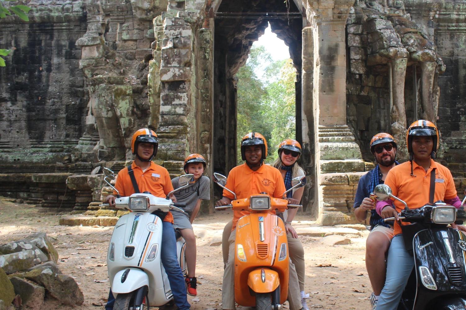 Angkor lejos de las multitudes en Vespa - Imagen 1