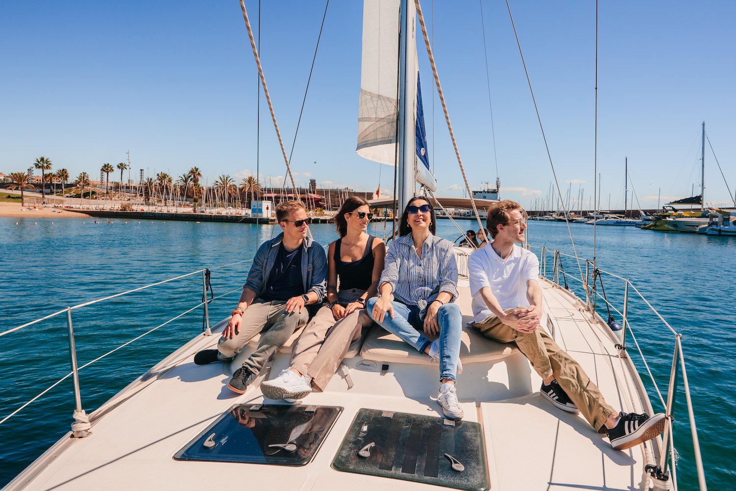 Aventura en Velero desde Barcelona a los viñedos, visita a la bodega y cata de vinos. - Imagen 1