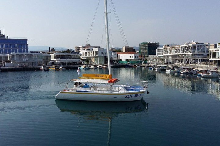 Crucero familiar de día completo en catamarán desde Limassol con almuerzo incluido. - Imagen 1