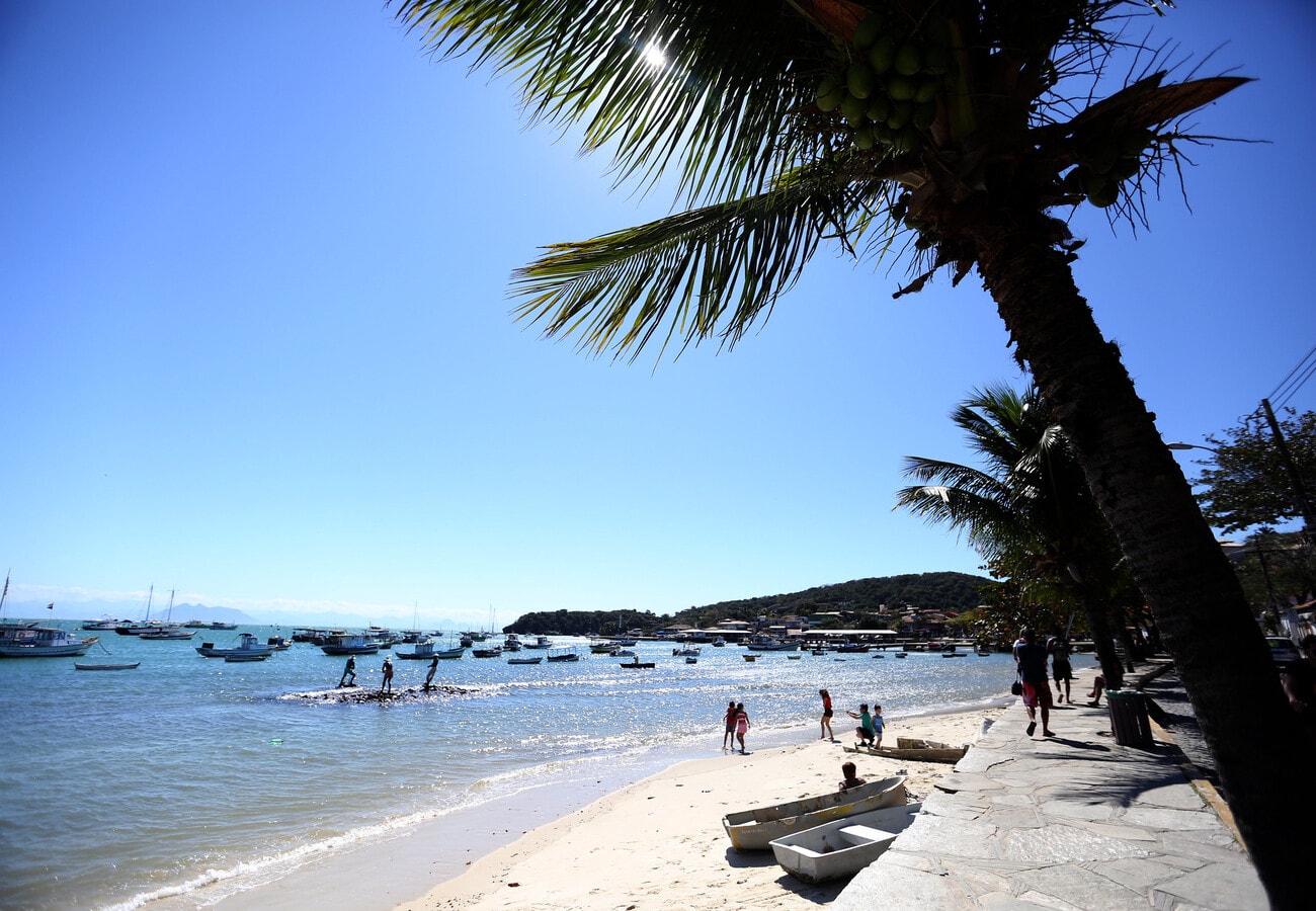 Tour en Barco por las Playas de Búzios con almuerzo - Imagen 1