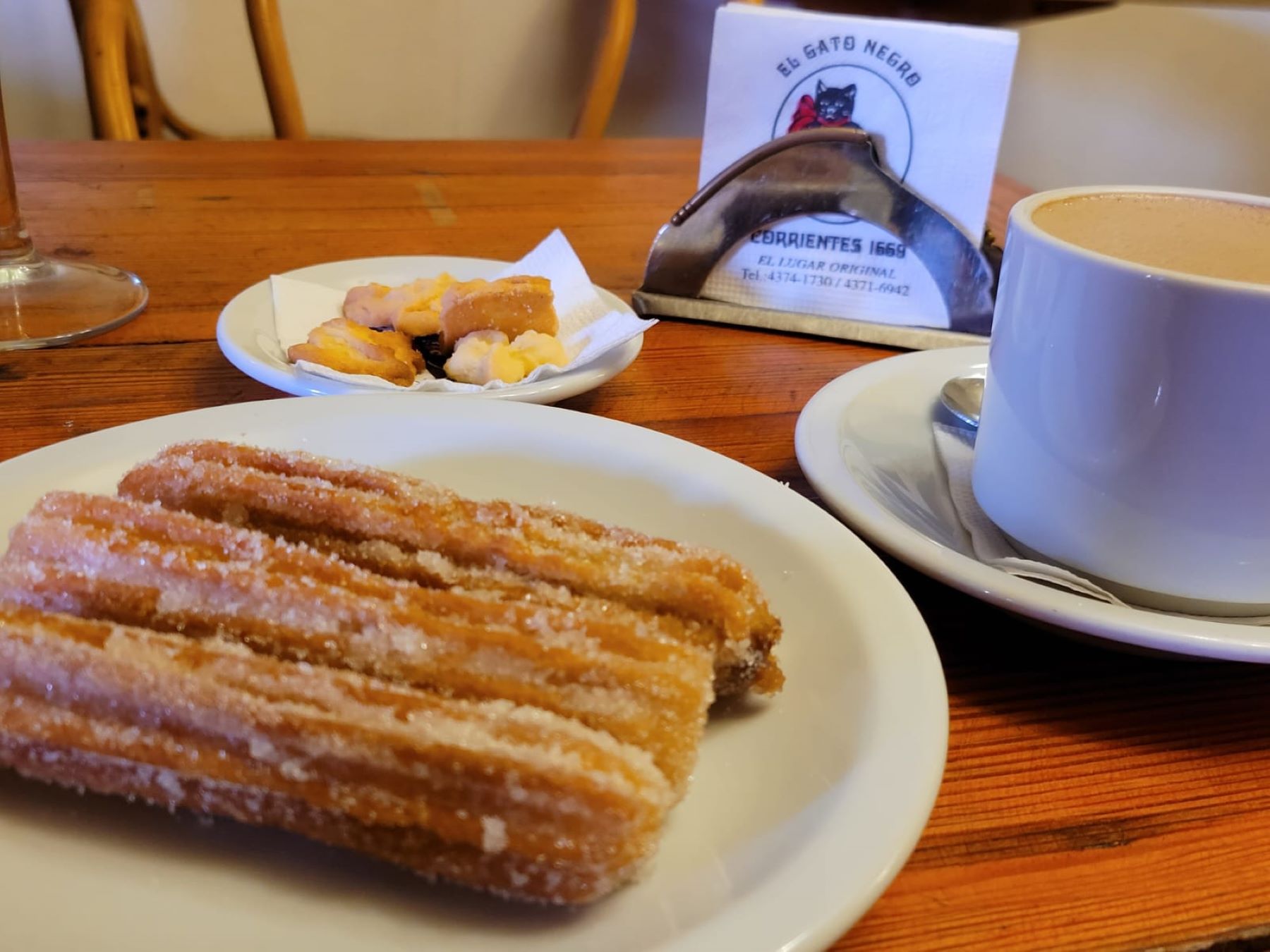 Chocolate Caliente y Churros en El Gato Negro - Bar notable de la ciudad - Imagen 1