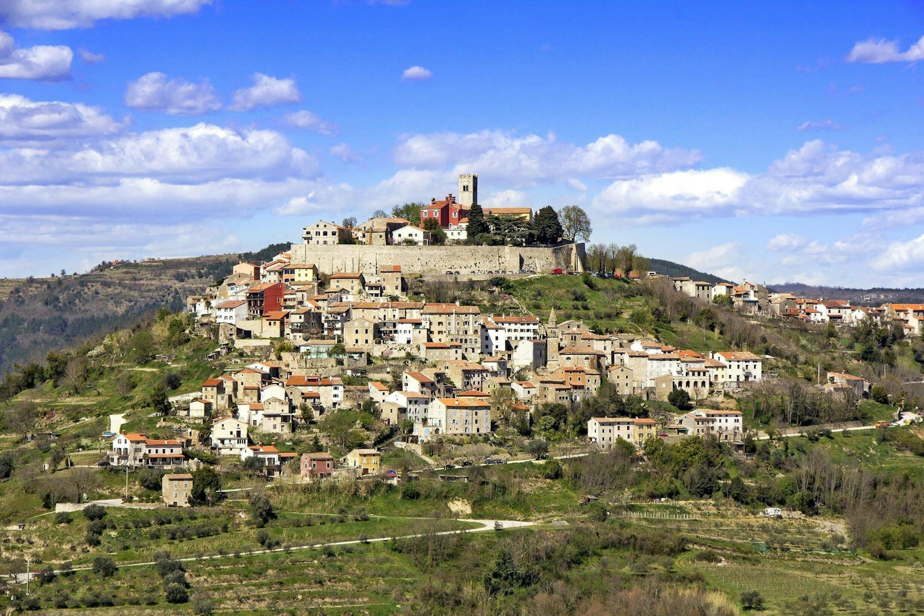 Excursão de meio dia a Motovun com degustação de trufas e aguardentes locais. - Imagen 1