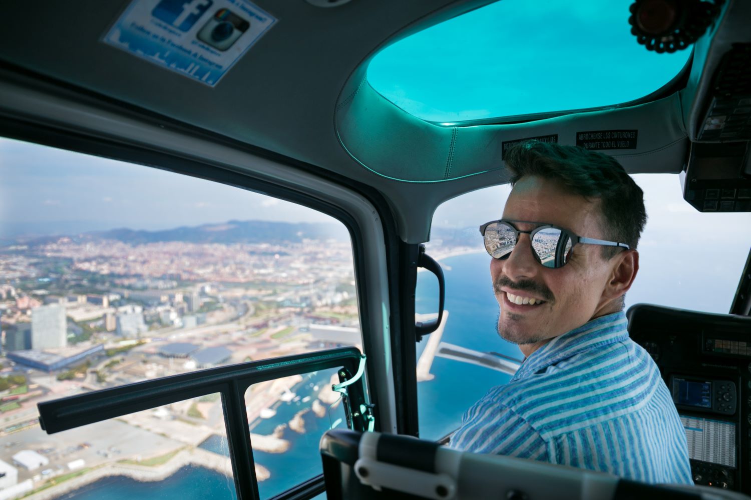 Paseo en barco por Barcelona y vuelo panorámico en helicóptero - Imagen 1