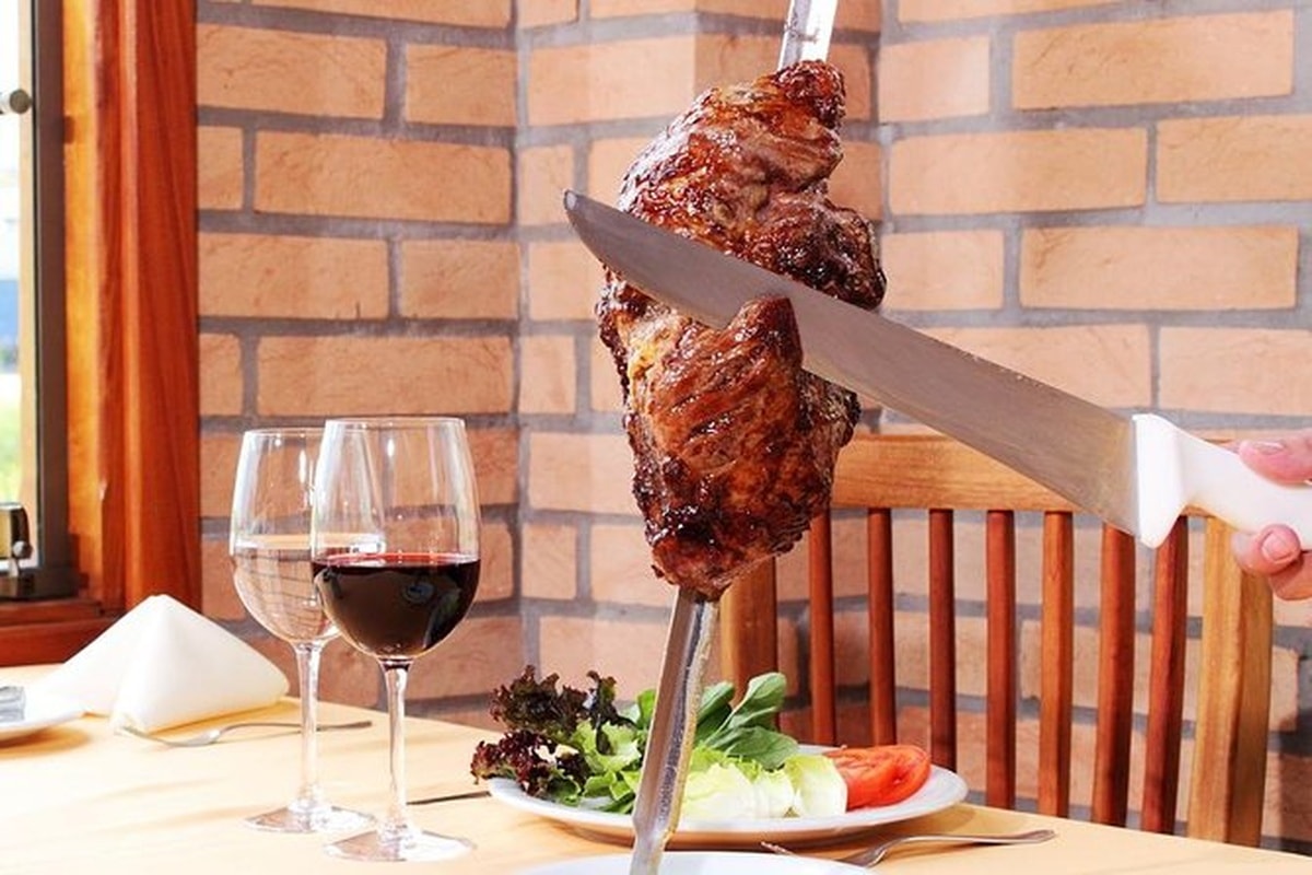 Barbacoa tradicional brasileña y vino: Experiencia de cena guiada - Imagen 1