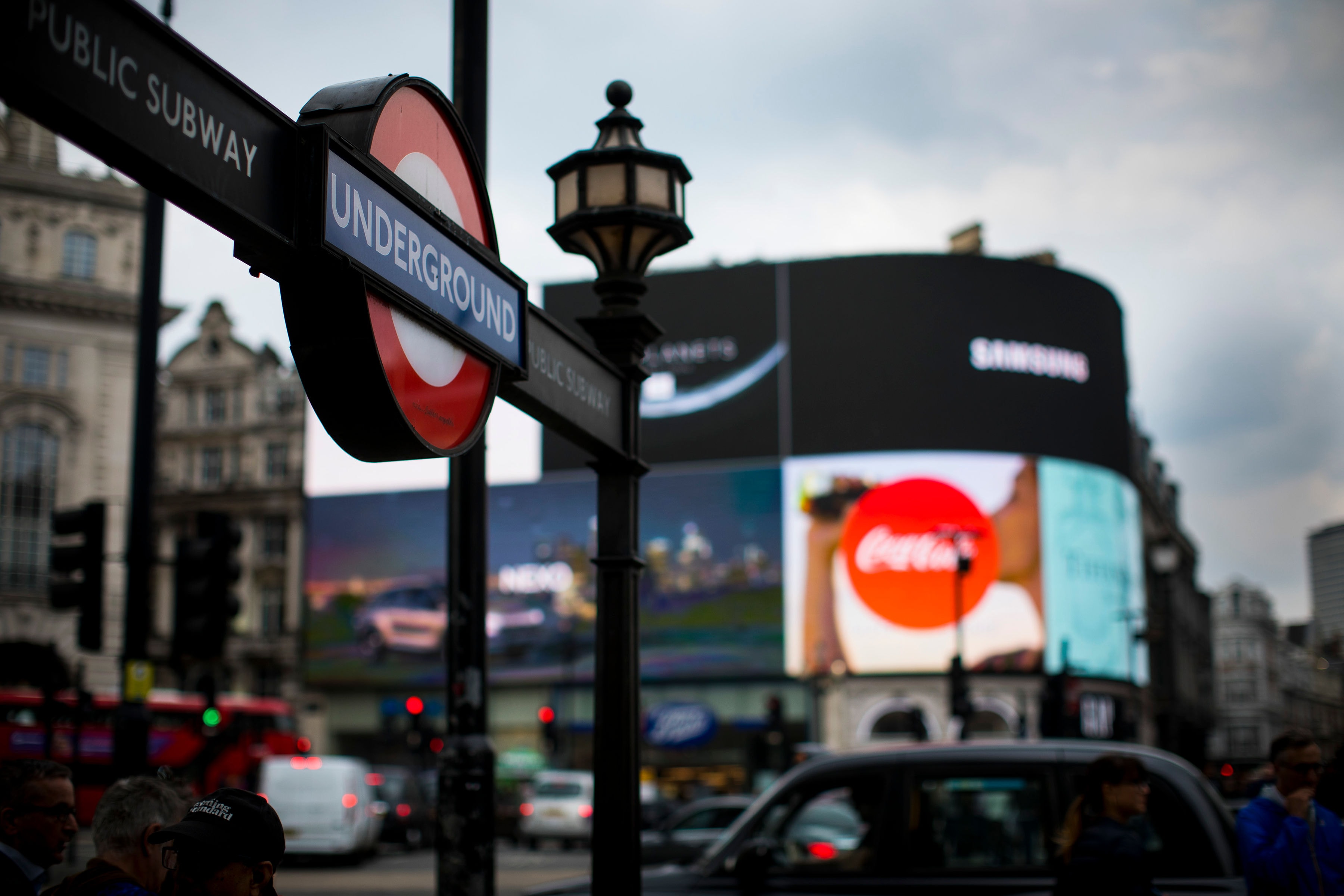 Recorrido en metro oculto: Piccadilly Circus, el corazón de Londres - Imagen 1