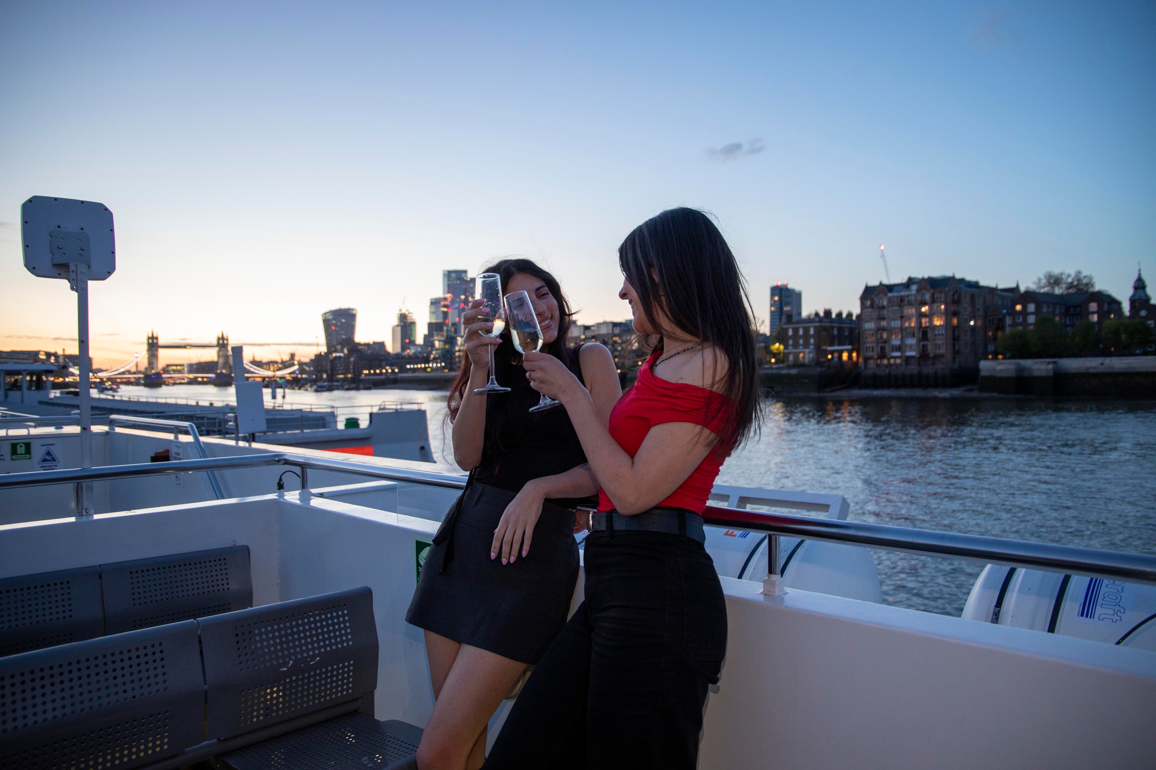 Crucero con cena por el río Támesis en Londres - Imagen 1