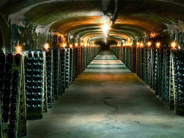 Bodega Santa Rosa: gran cava subterránea - Imagen 1