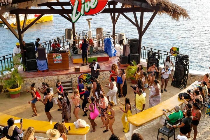 Catamarán en Negril: Fiesta al atardecer con bebidas y DJ - Imagen 1