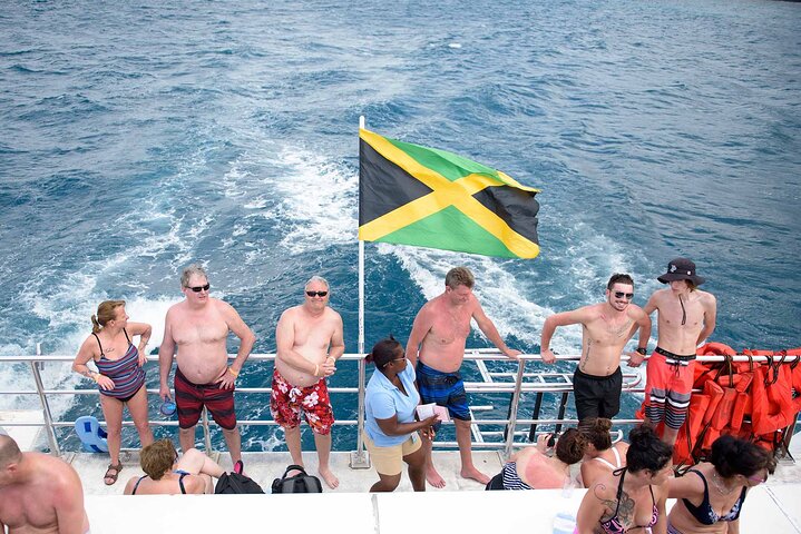 Catamarán Ocho Ríos: Cena al atardecer, DJ y crucero de fiesta con barra libre - Imagen 1