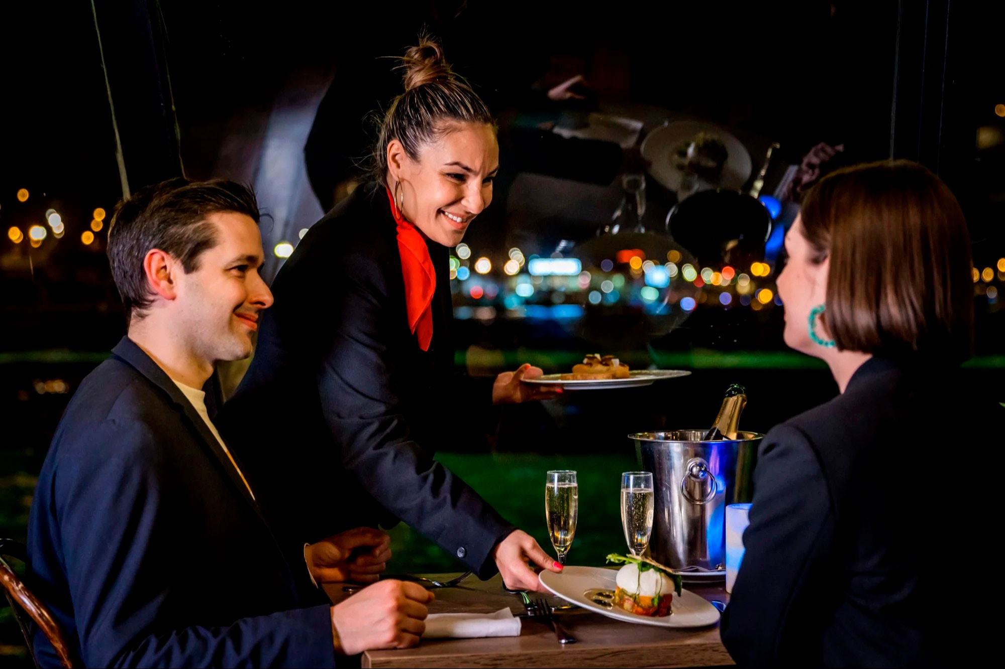 Cena romántica por el Sena, Mesa junto a la ventana - Imagen 1