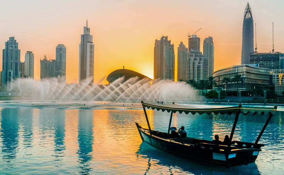 Compras en el centro comercial Dubai Mall, piso 148 del Burj Khalifa y espectáculo de fuentes musicales con paseo en el lago en traslados privados - Imagen 1