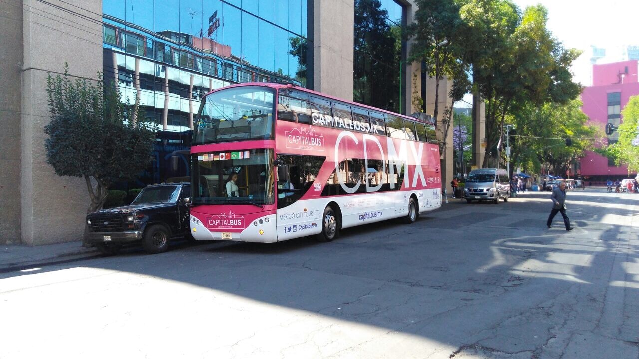 Bus Hop-on Hop-off por la capital - Imagen 1