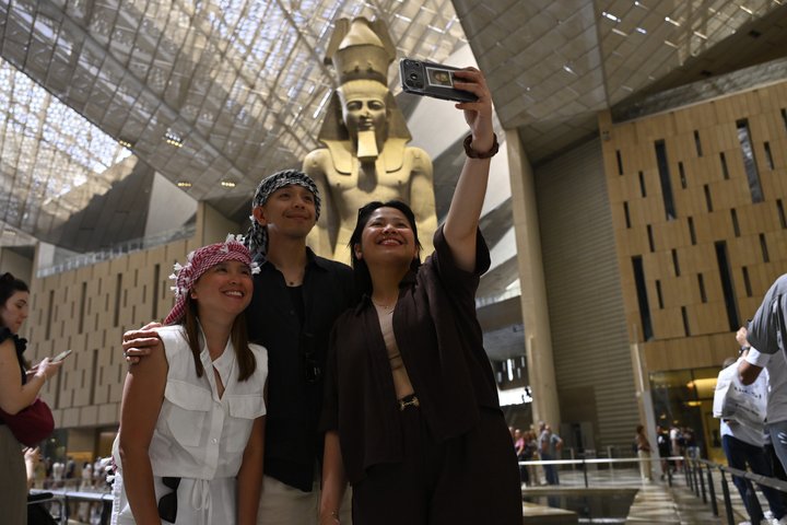Día completo: Pirámides, Esfinge y Gran Museo, Paseo en faluca por el Nilo o Bazar. - Imagen 1