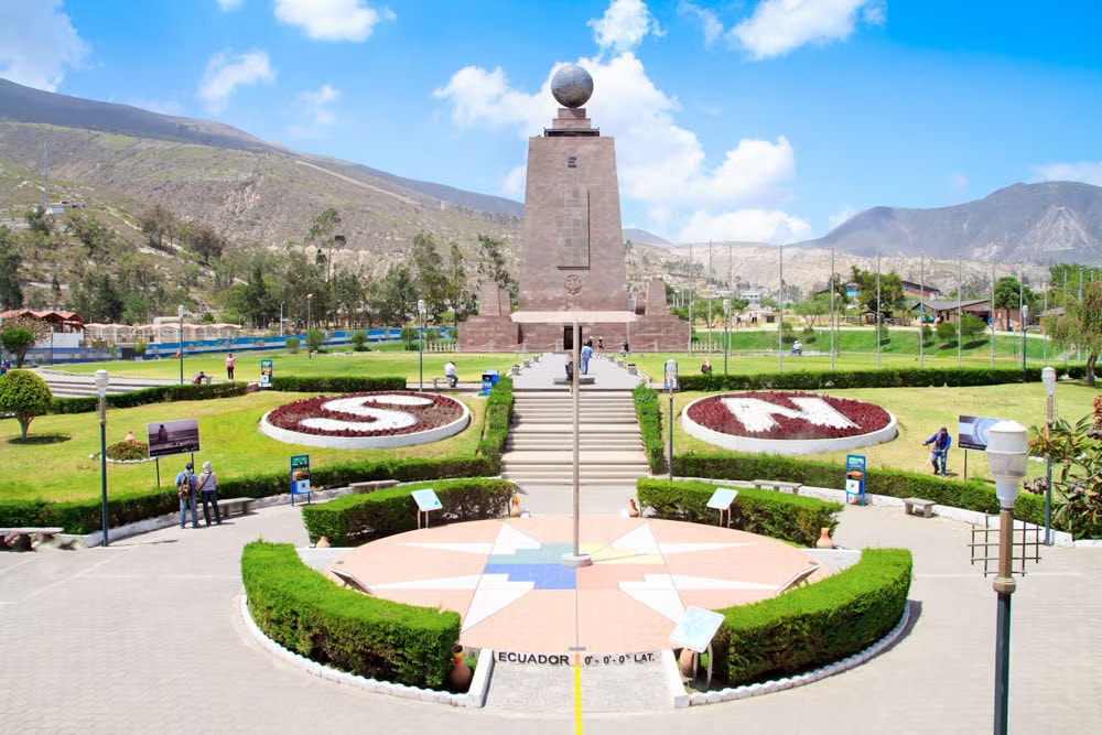 Excursión a la Auténtica Mitad del Mundo - Imagen 1