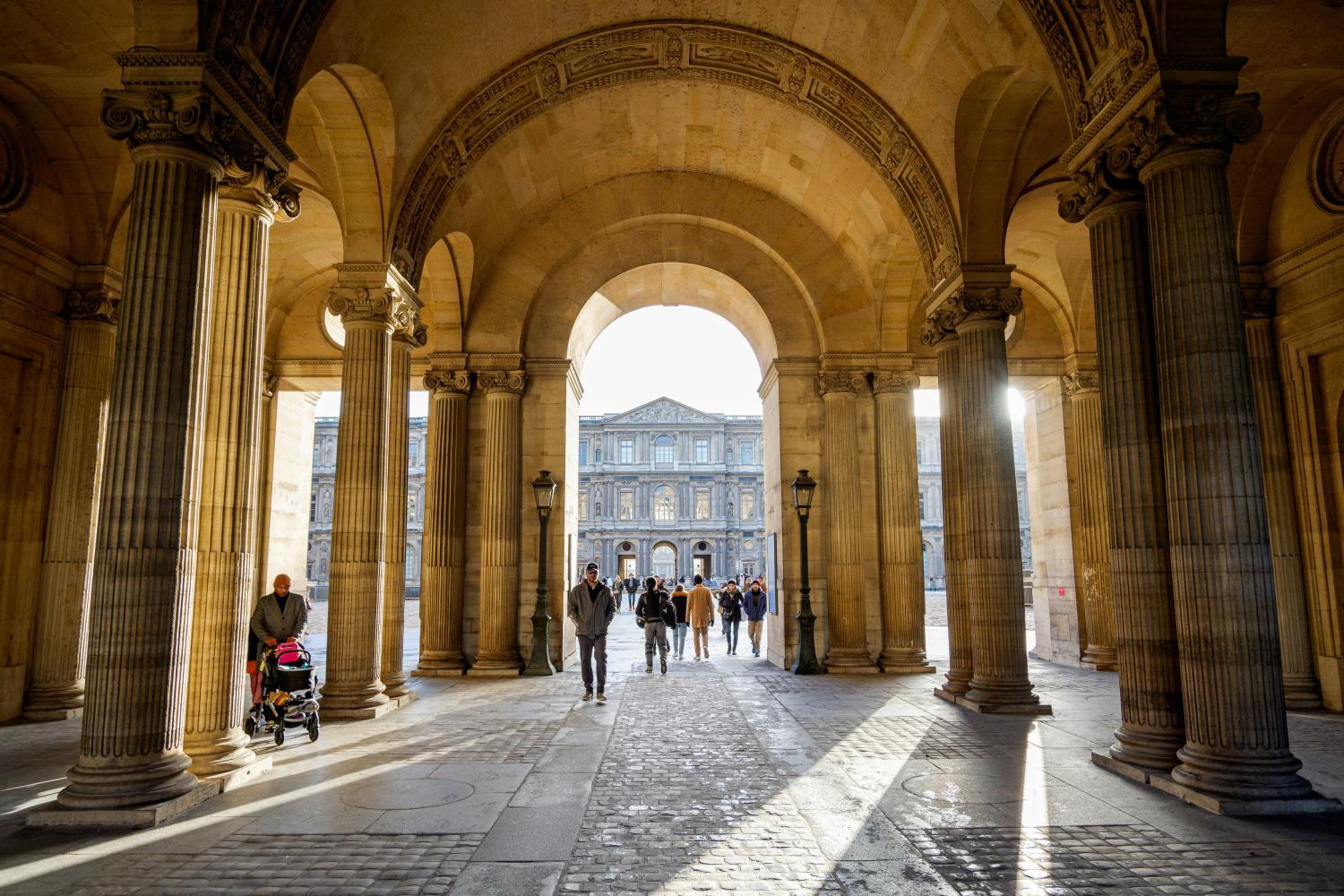 Visita guiada al Museo del Louvre y entrada al Museo de Orsay - Imagen 1