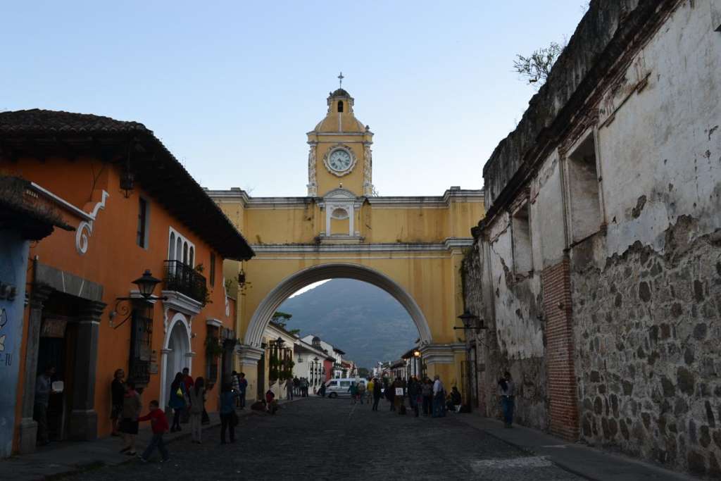 2 en 1 - Antigua Colonial y Guatemala Moderna - Imagen 1