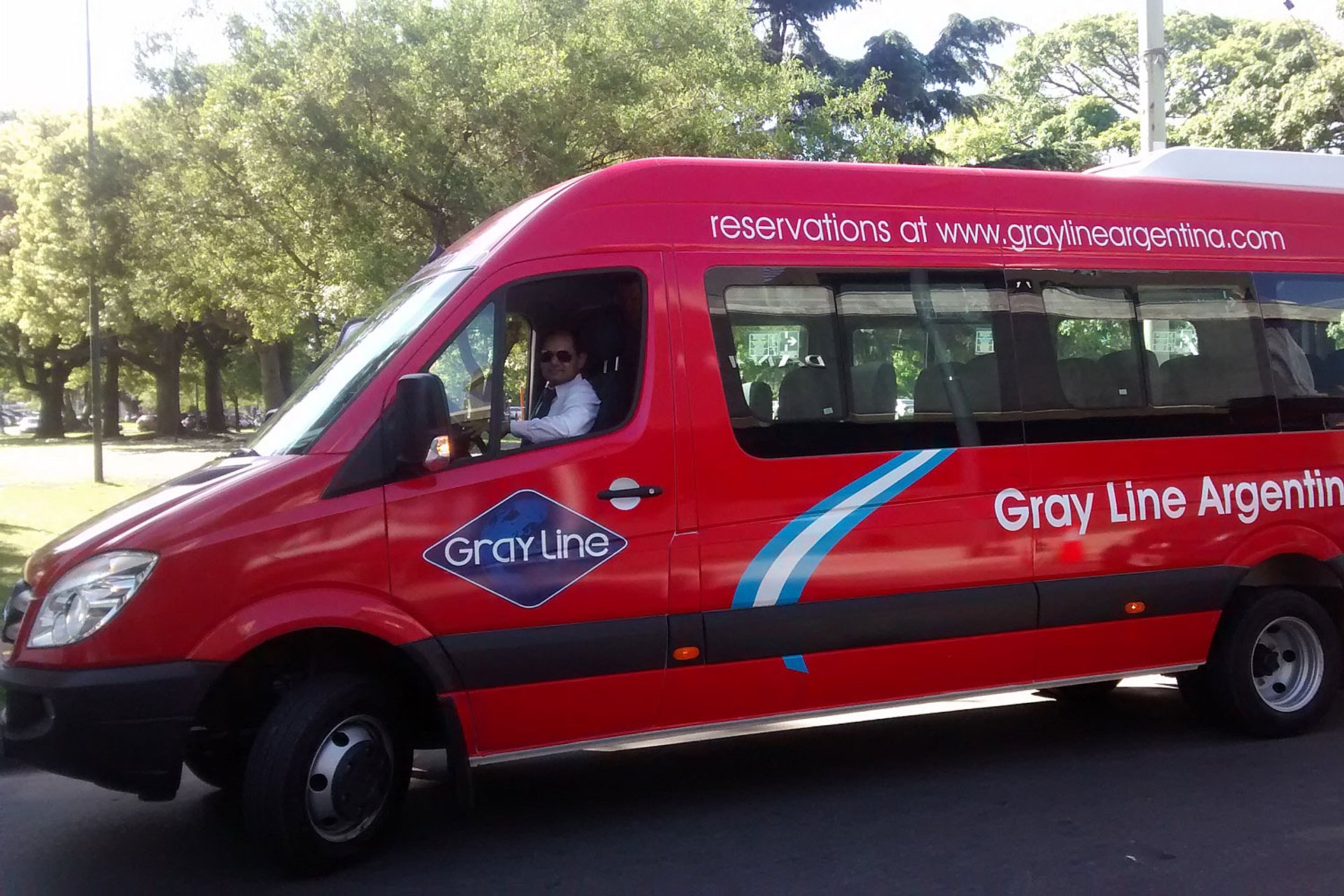 Traslado Privado desde Aeropuerto Bariloche hasta Hoteles Villa Sofia, Design, Villa Huinid, Aldea Andina o viceversa - 4 a 10 personas - Imagen 1