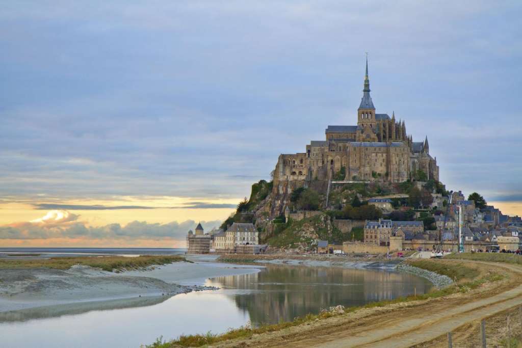 Visita guiada al Mont-Saint-Michel incluye tiempo libre para almuerzo - Tour de día completo - Imagen 1