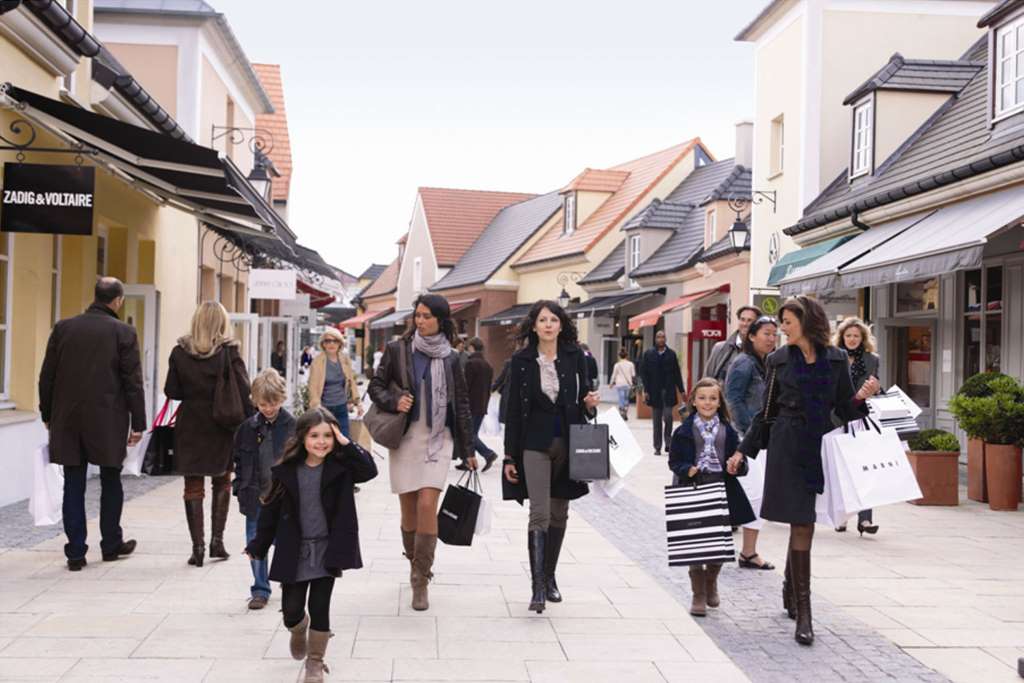 La Vallée Village Outlet Shopping - Imagen 1