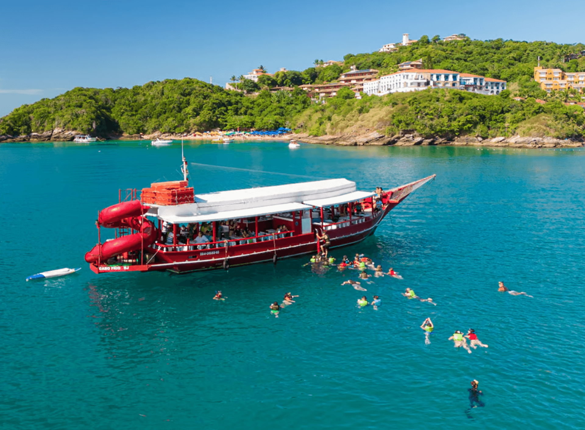Búzios de barco com almoço saindo da Barra