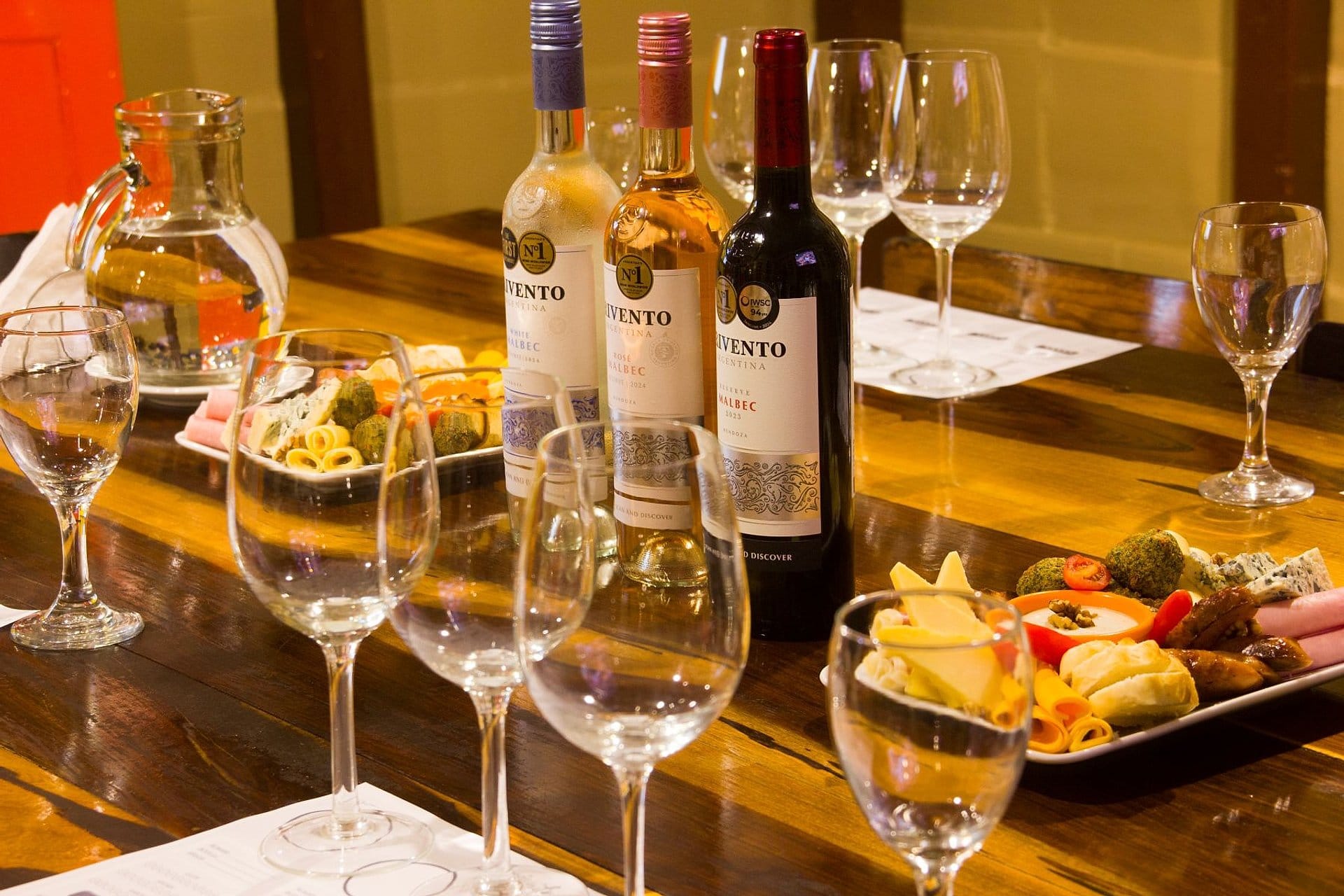 Degustación de vinos con tapeo en Caminito