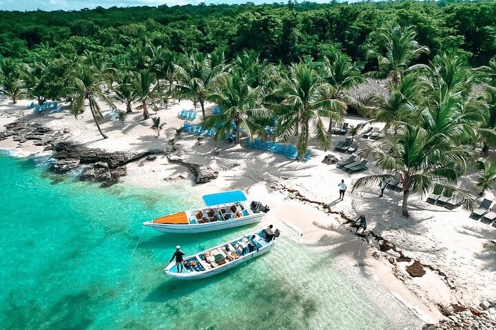 Passeio de lancha rápida na Ilha Saona com almoço e mergulho em piscina natural