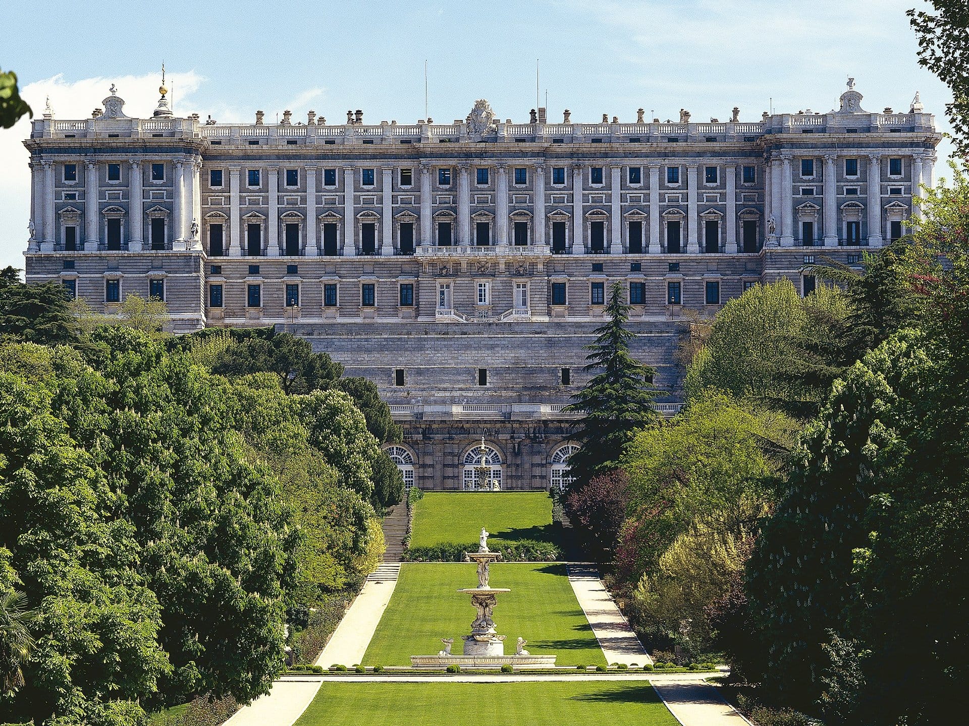 Royal Palace Guided Tour with Early Access